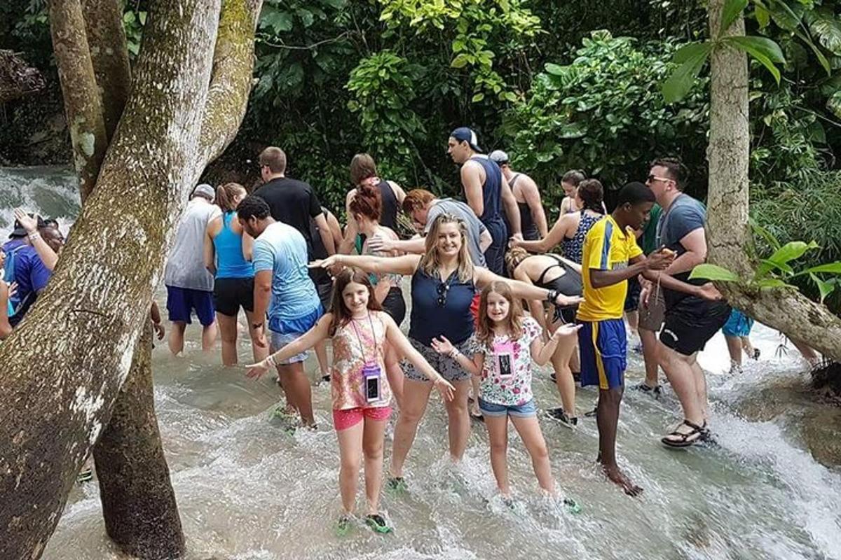 Un grupo de personas de pie en el agua