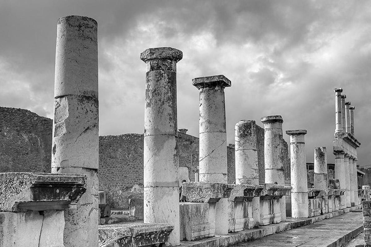 o fotografie alb-negru a unei clădiri cu coloane