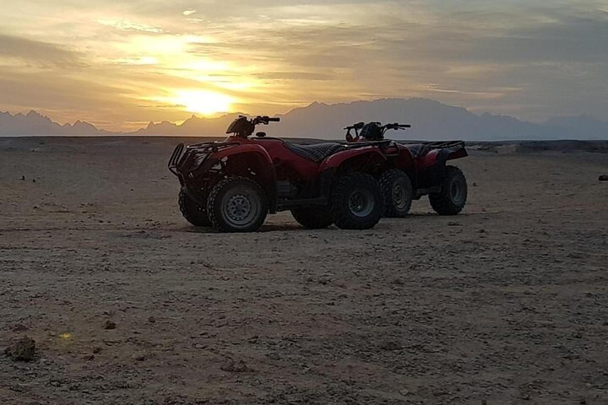 un quad parcheggiato nel deserto al tramonto