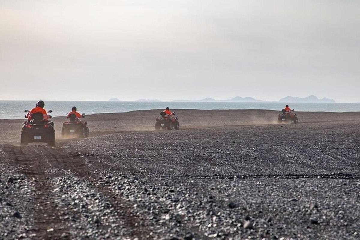 grupa ludzi jadąca motocyklami po plaży