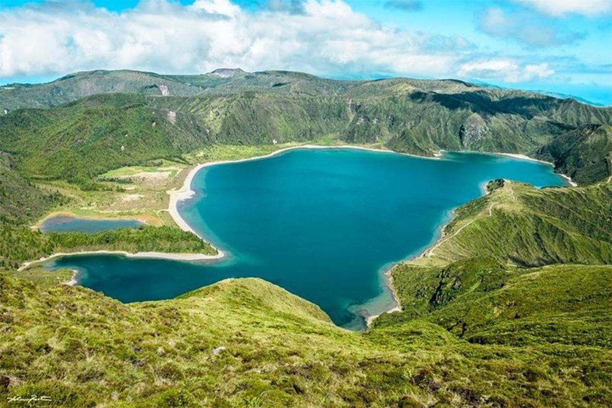 una vista aerea di due laghi in montagna