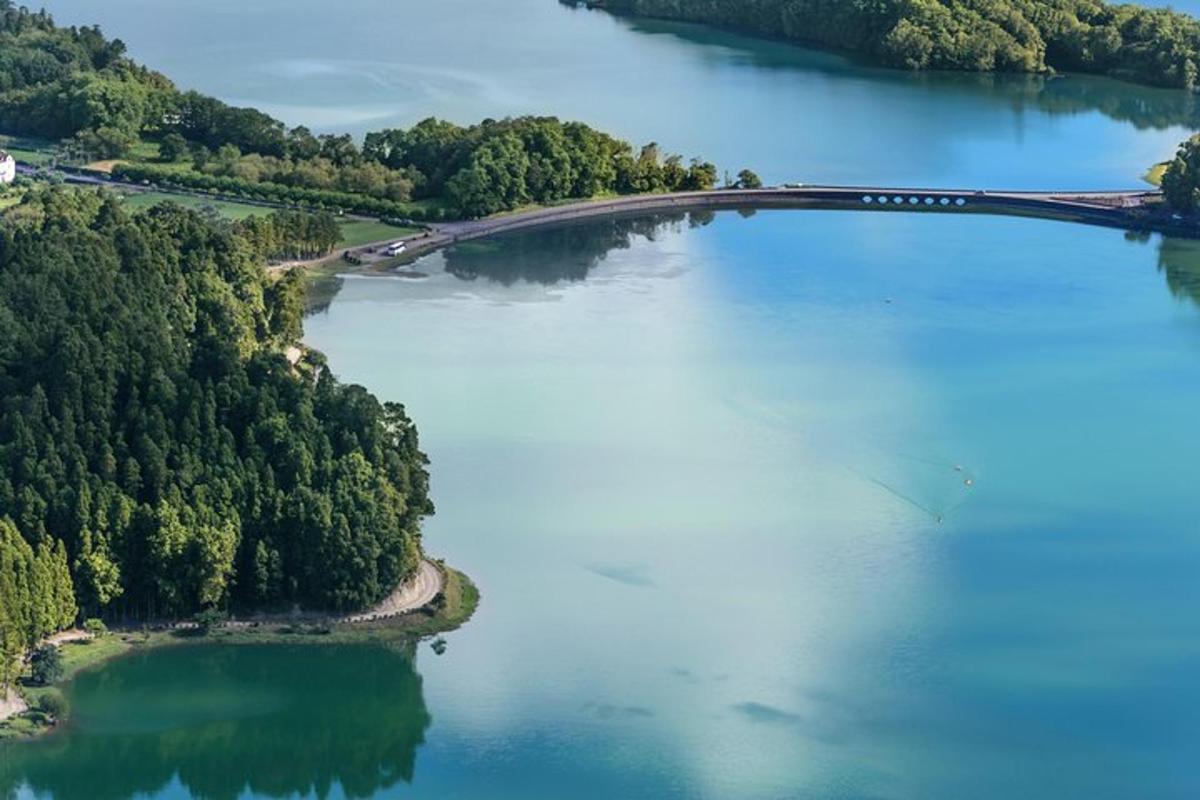 una vista aérea de un puente sobre un lago