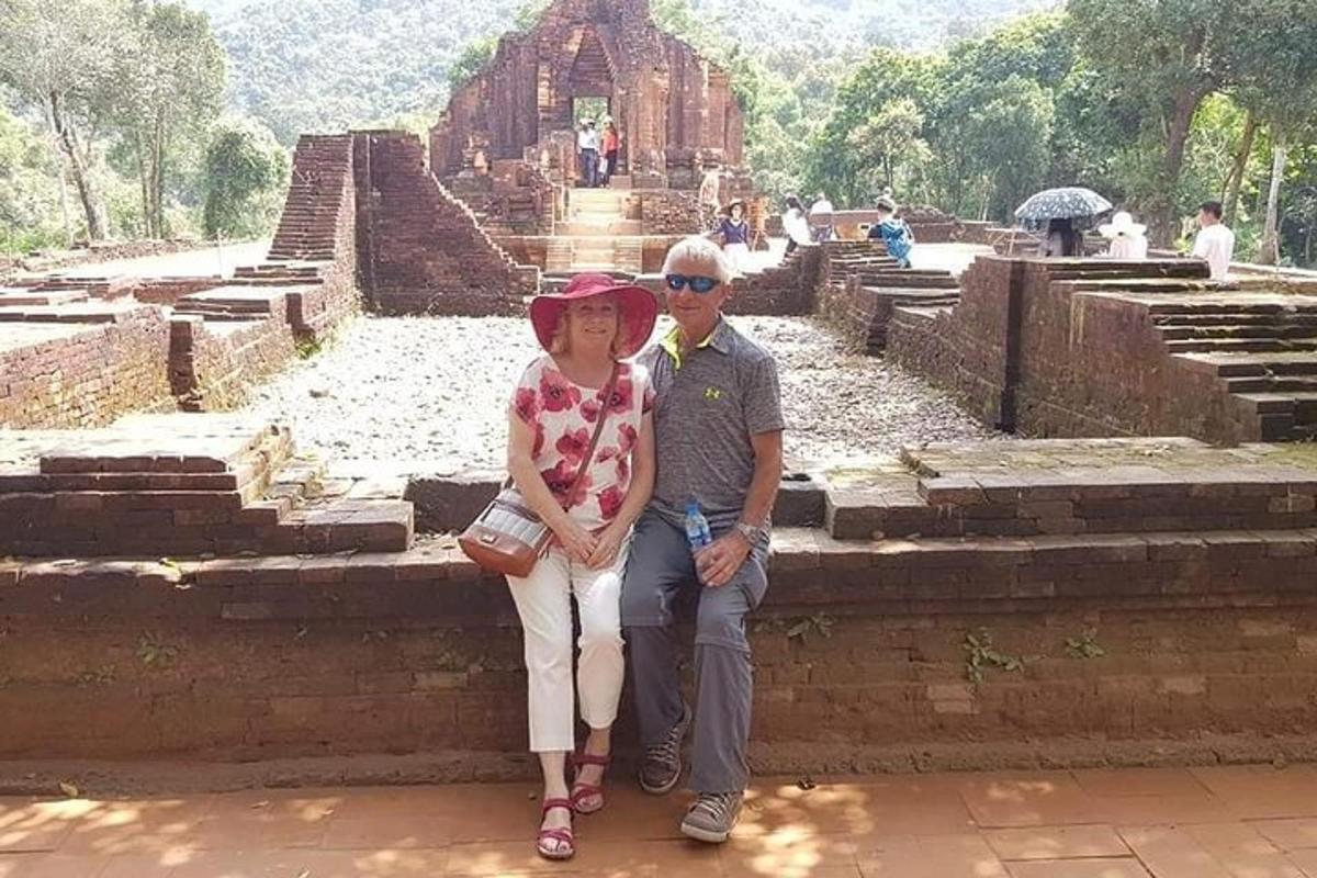 un home i una dona drets davant d'un temple