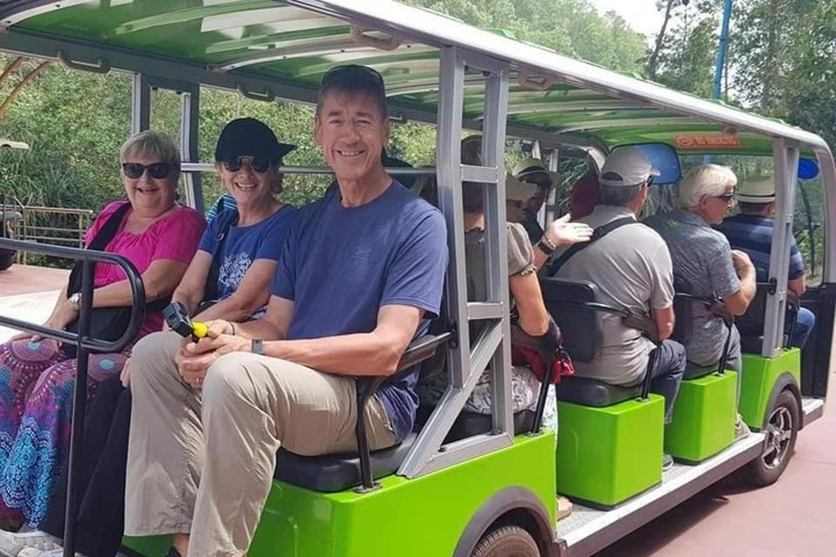 un gruppo di persone che viaggiano su un treno verde