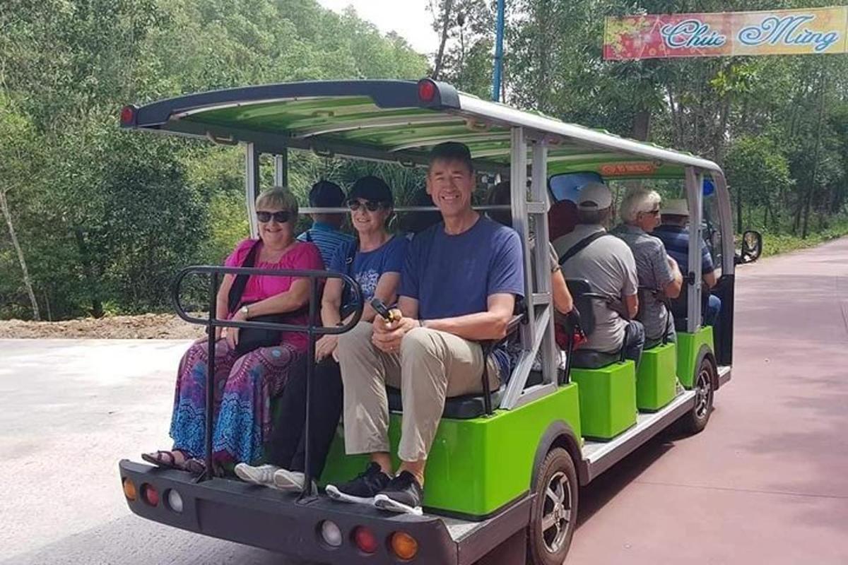 un gruppo di persone che viaggiano su un treno verde