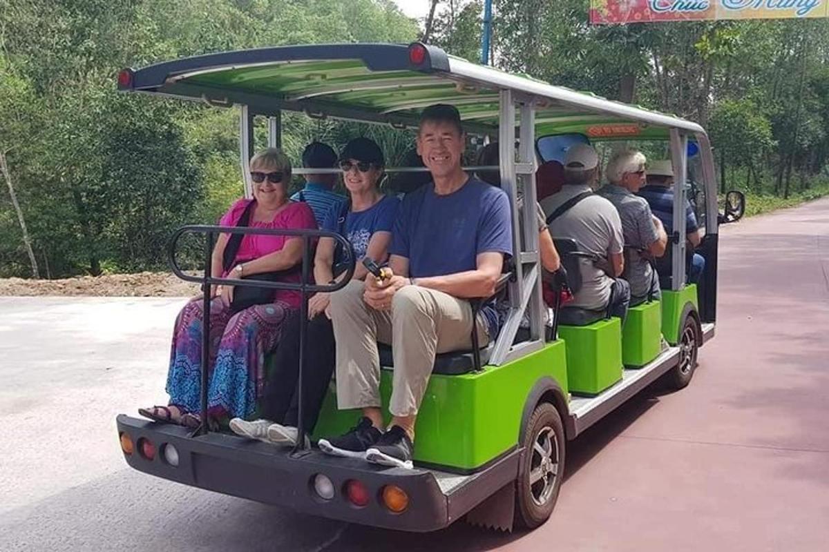 sekumpulan orang menaiki kereta api hijau