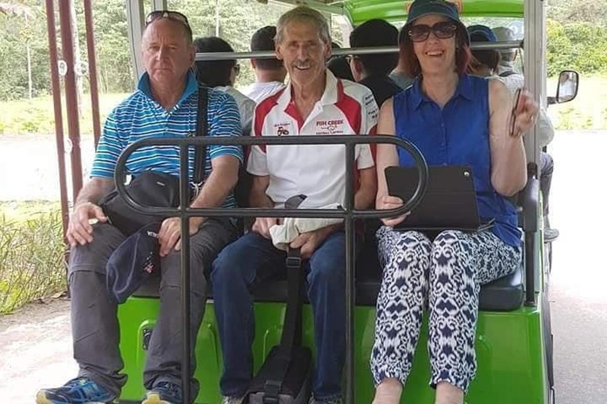 un gruppo di tre persone sedute su un autobus