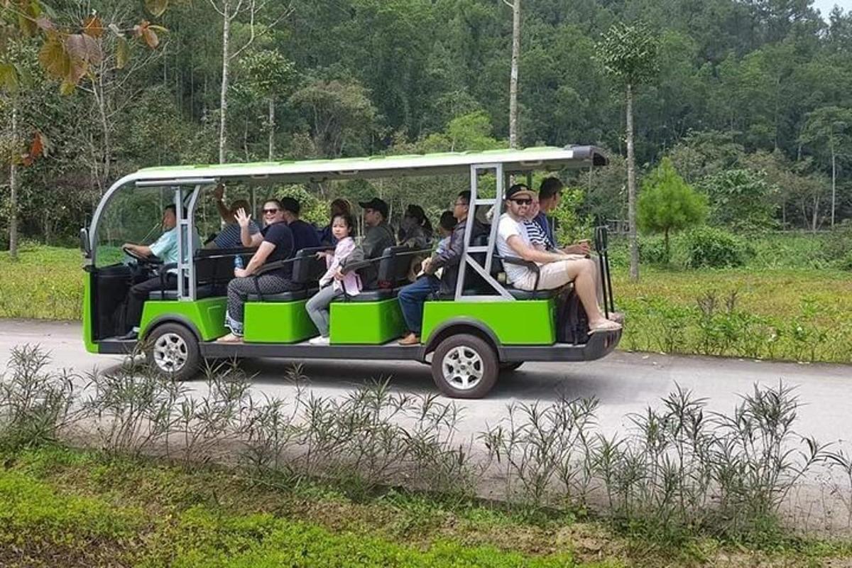 skupina lidí jedoucích v zeleném vlaku