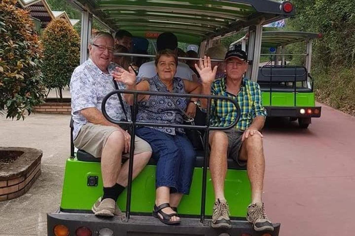 skupina lidí sedících na zeleném vozíku
