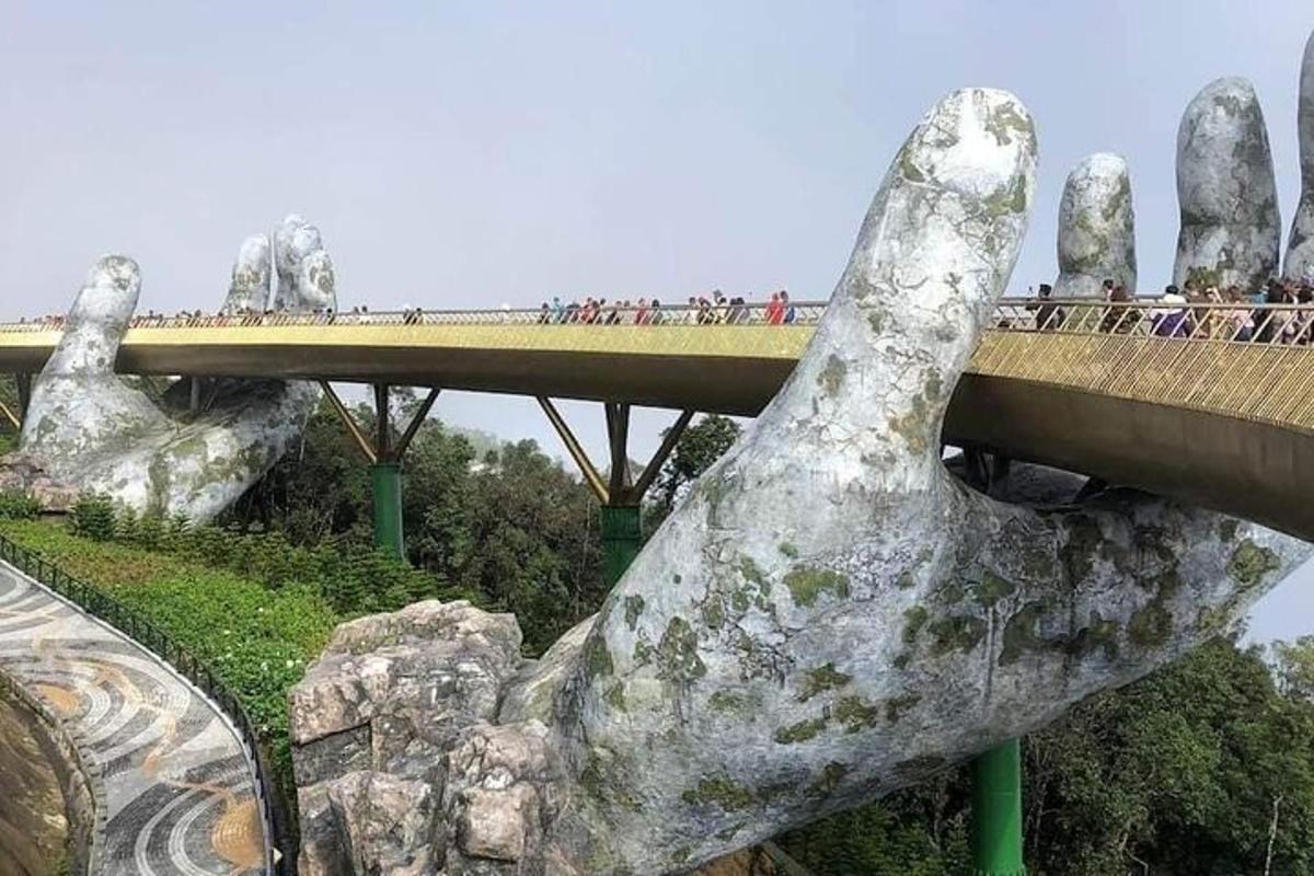 una statua di una mano che sorregge un ponte
