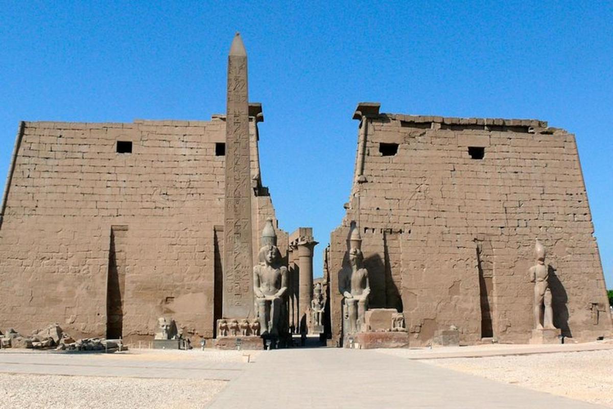 sebuah bangunan dengan patung dan obelisk tinggi