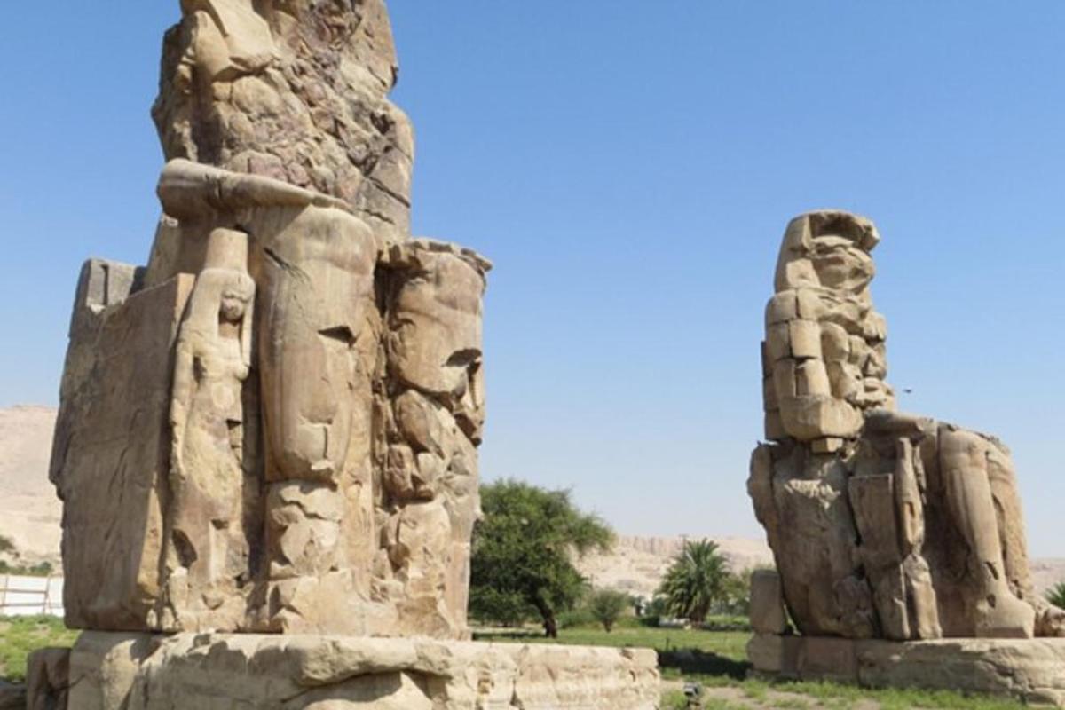 sebuah monumen batu besar di tengah-tengah padang
