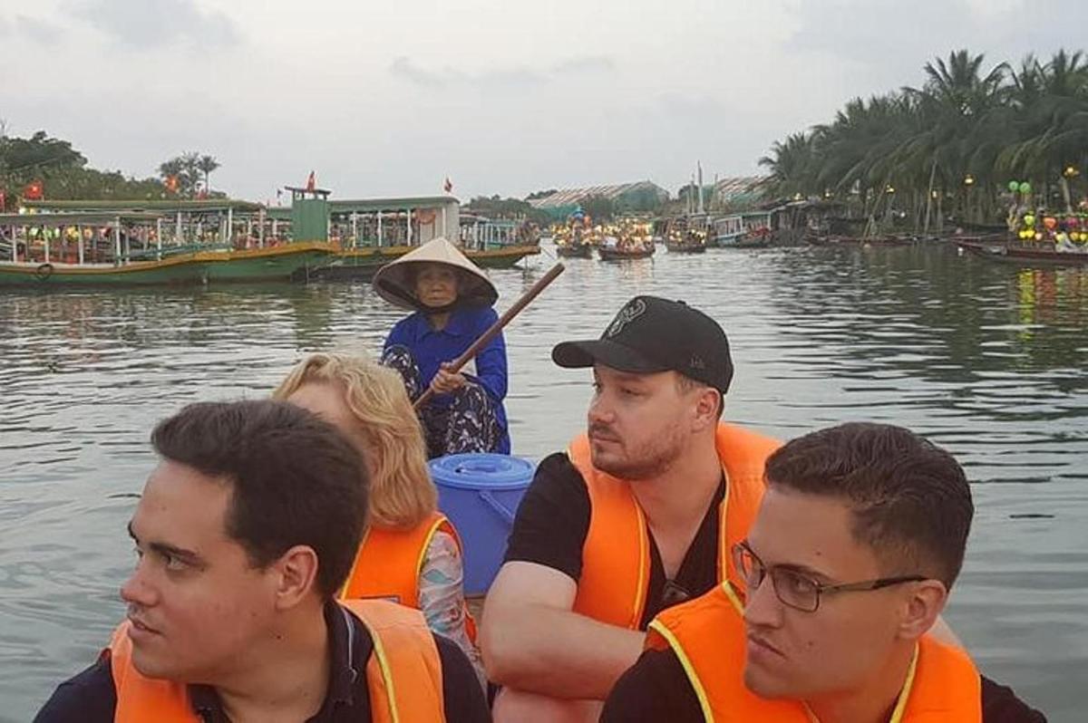 un gruppo di persone su una barca sull'acqua
