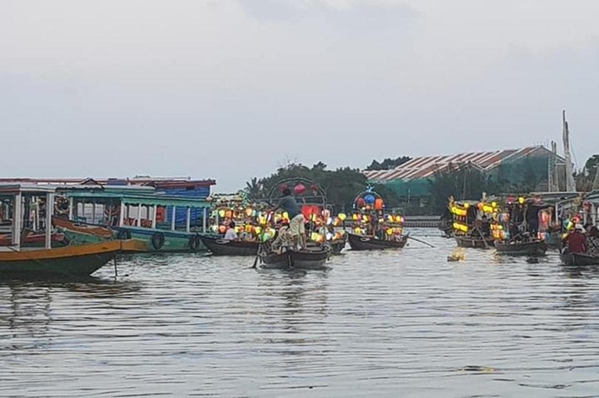 un gruppo di barche in uno specchio d'acqua