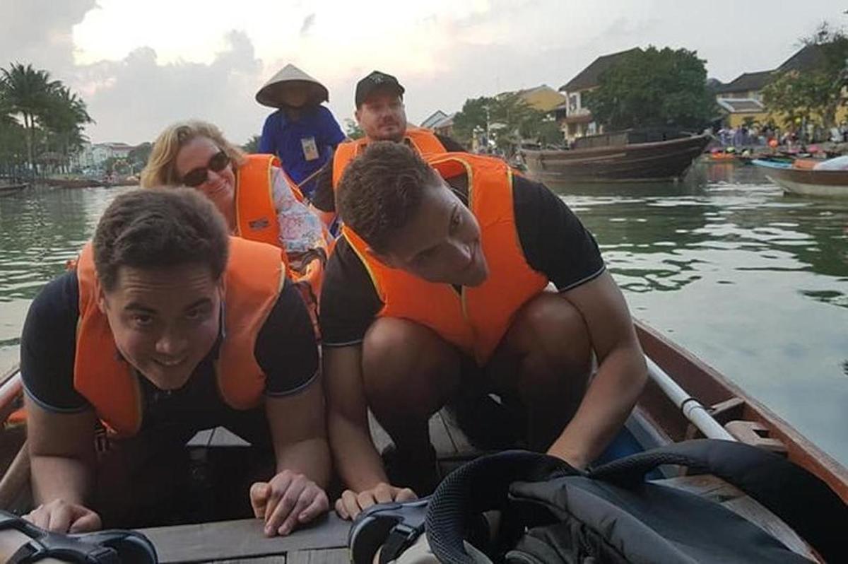 un gruppo di persone su una barca sull'acqua