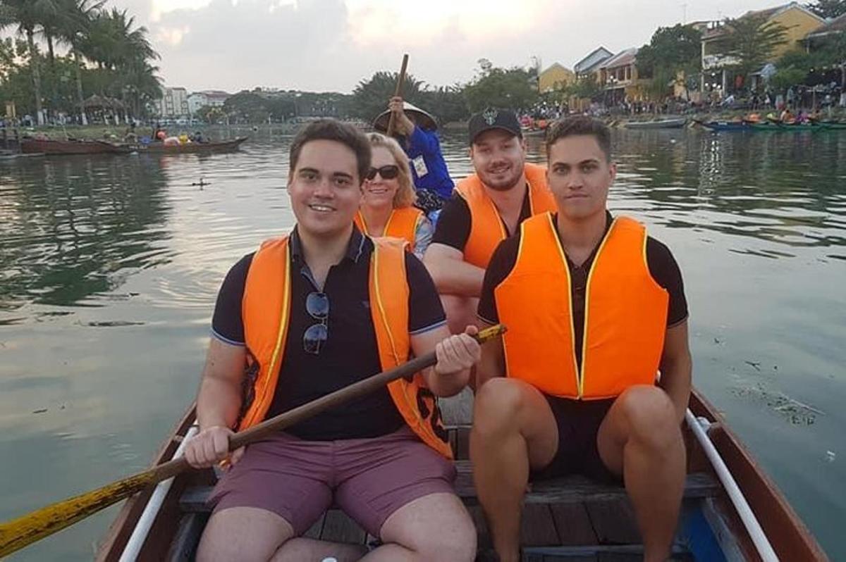 un gruppo di persone su una barca sull'acqua