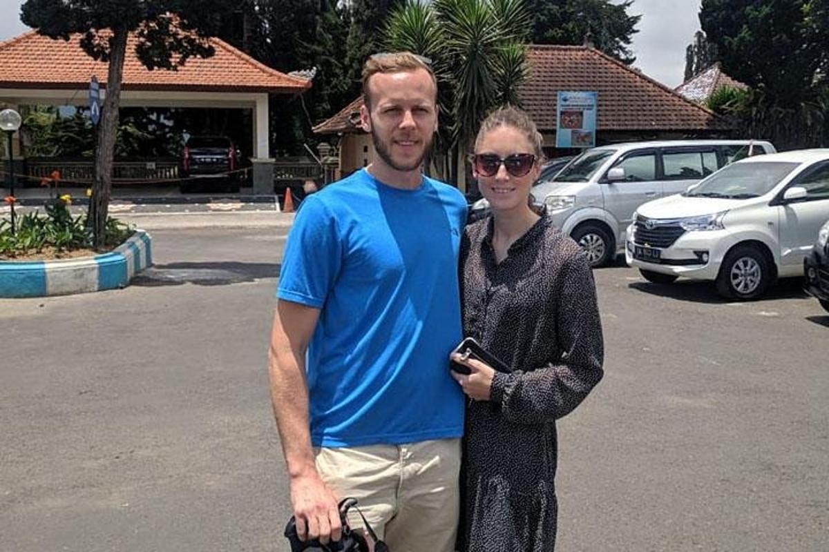muž a žena stojící na parkovišti