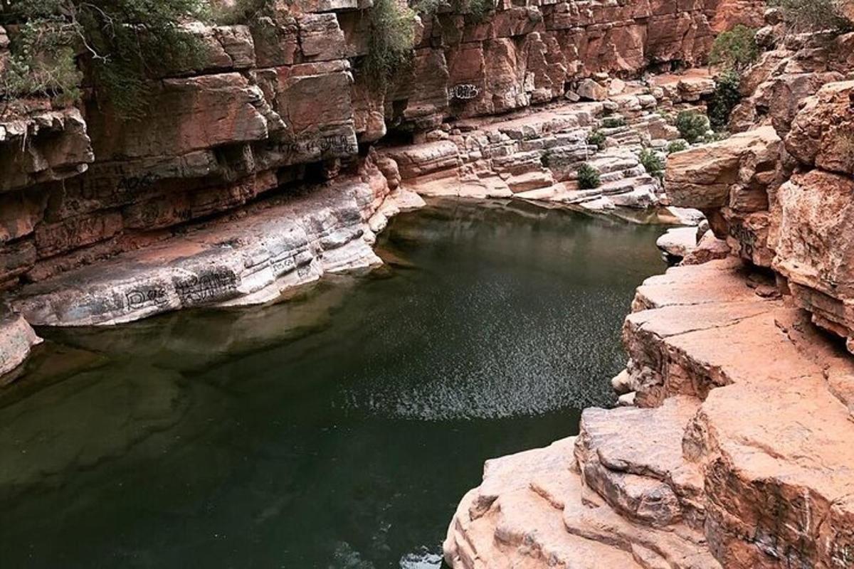 un bassal d'aigua en un canyó amb roques