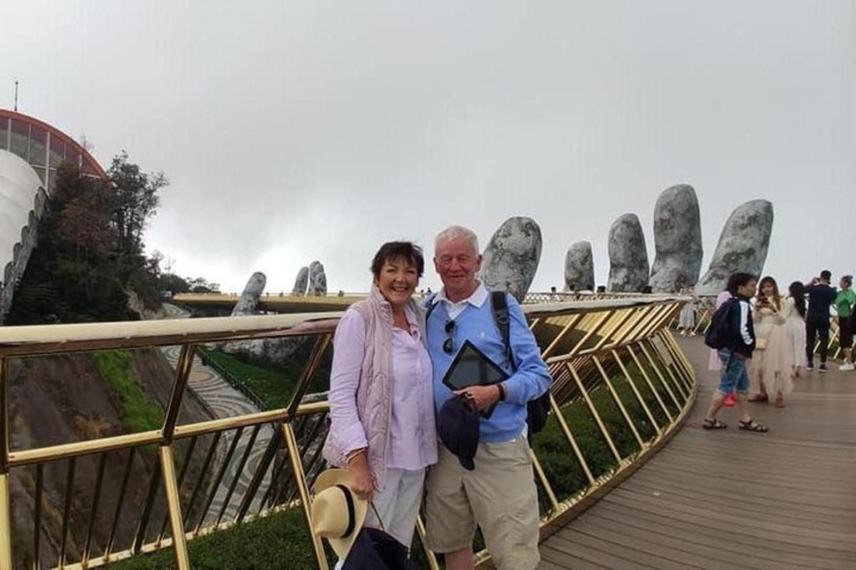 Un hombre y una mujer posando para una foto en un puente.