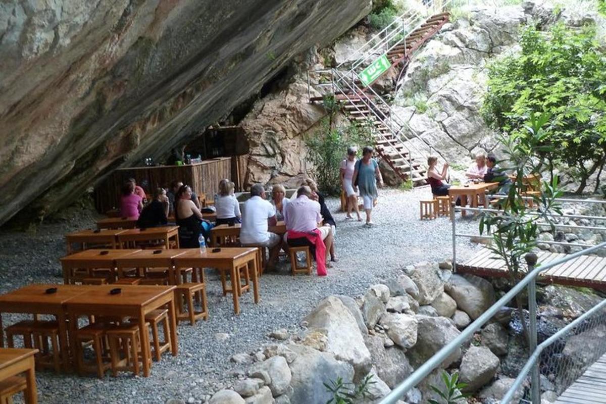 eine Gruppe von Menschen, die an Tischen in einem Restaurant sitzen