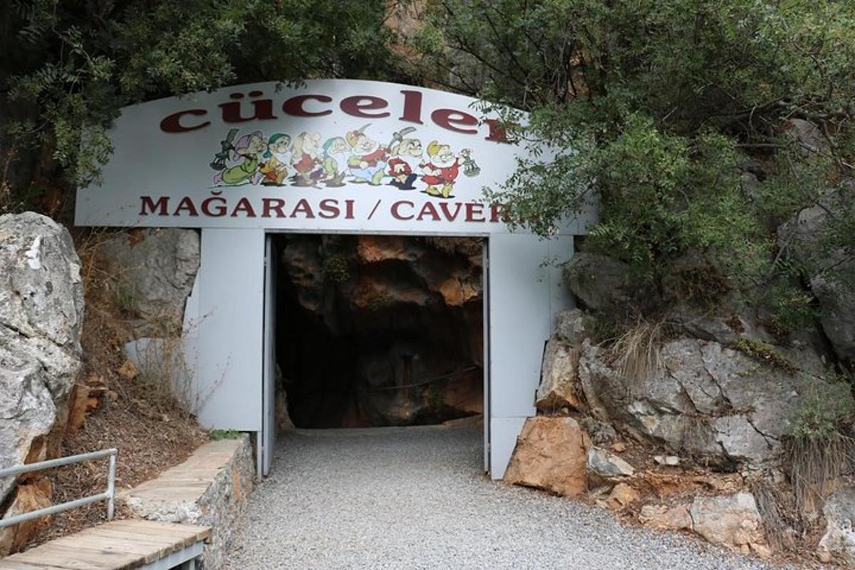 ein Eingang zu einer Macarcasi-Höhle mit einem Schild