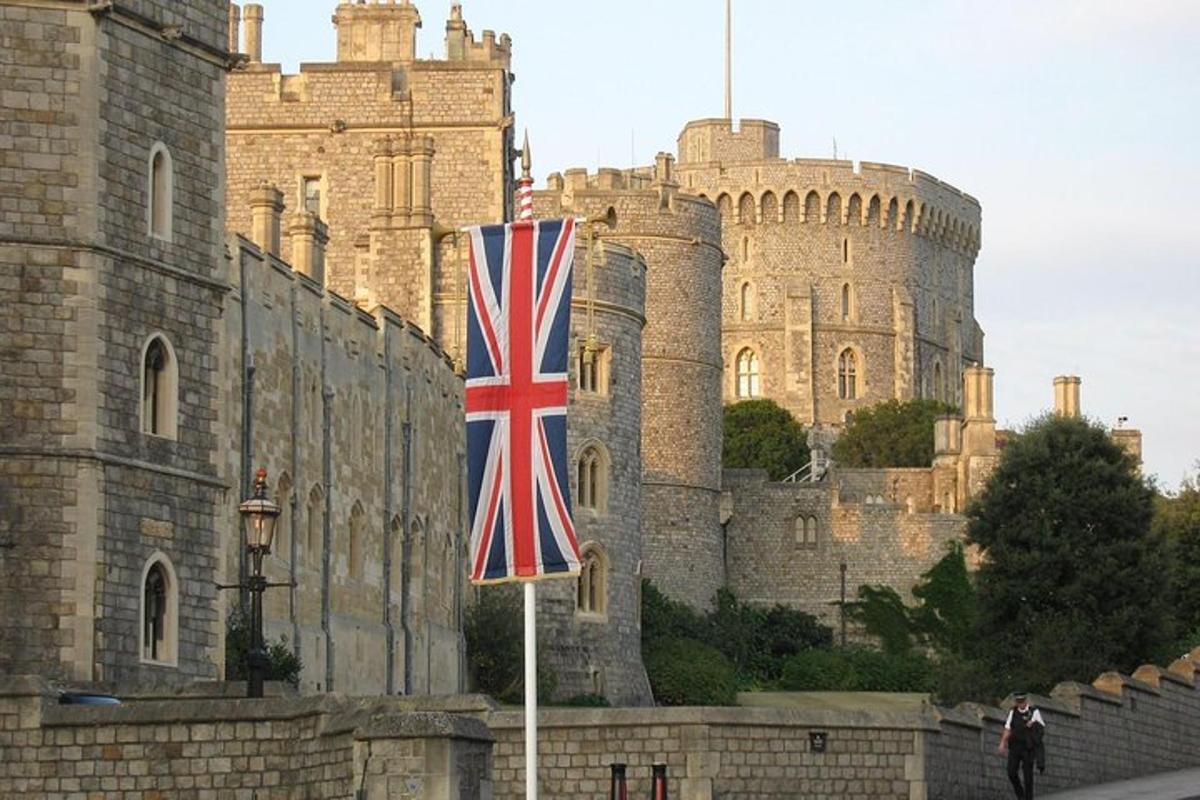 bendera british pada tiang di hadapan sebuah istana