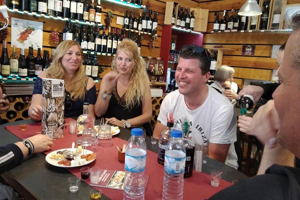skupina ljudi, ki sedijo za mizo v baru