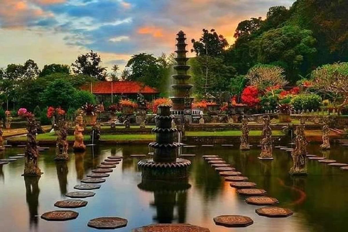 sebuah taman dengan pagoda di tengah-tengah air