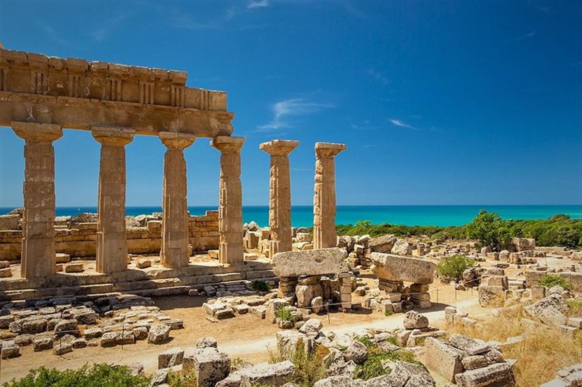 μια ομάδα ερειπίων με τον ωκεανό στο βάθος