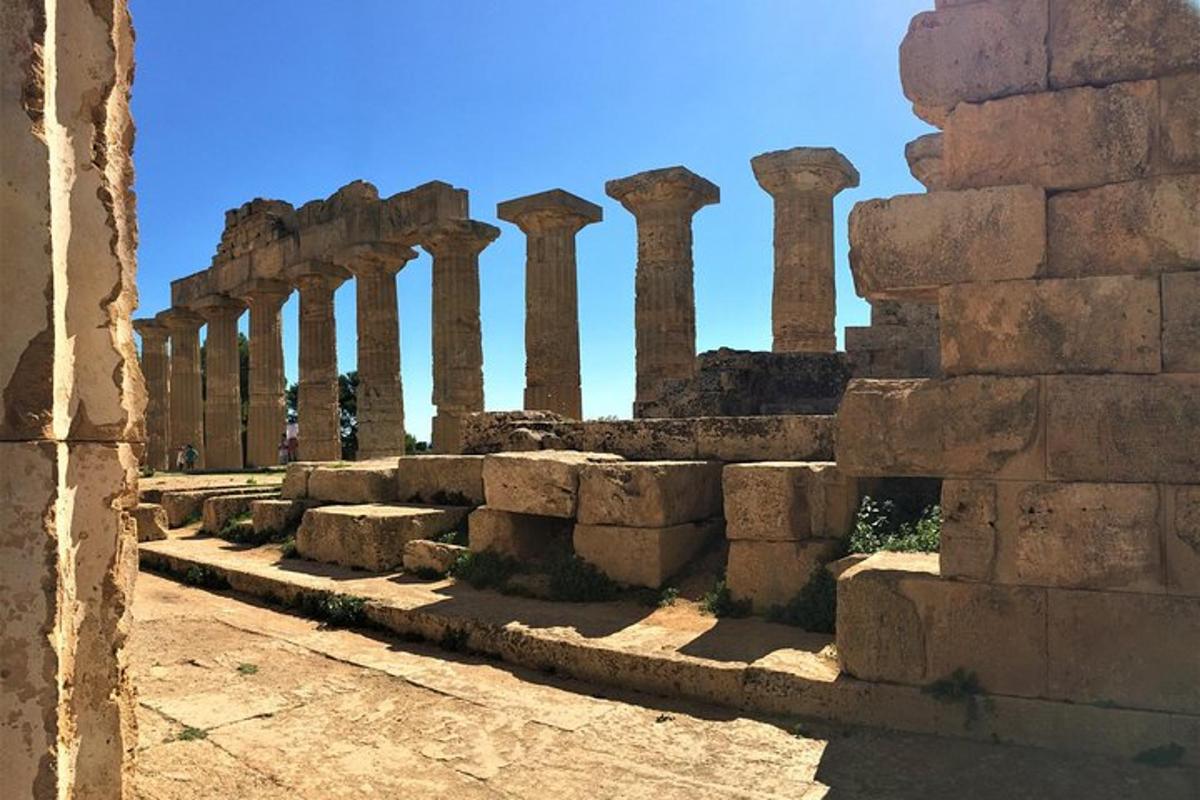 αρχαία ερείπια ενός κτιρίου με κίονες στο φόντο