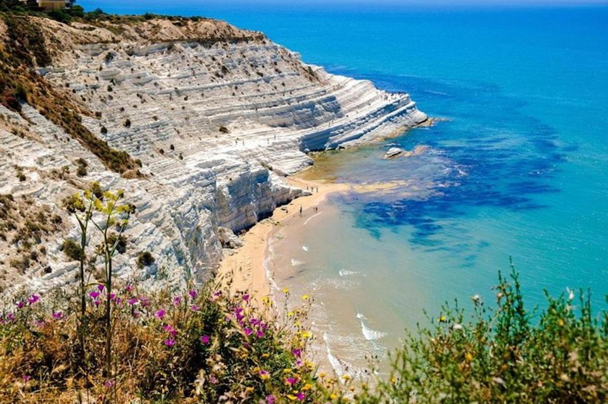 pemandangan tebing dengan pantai dan lautan