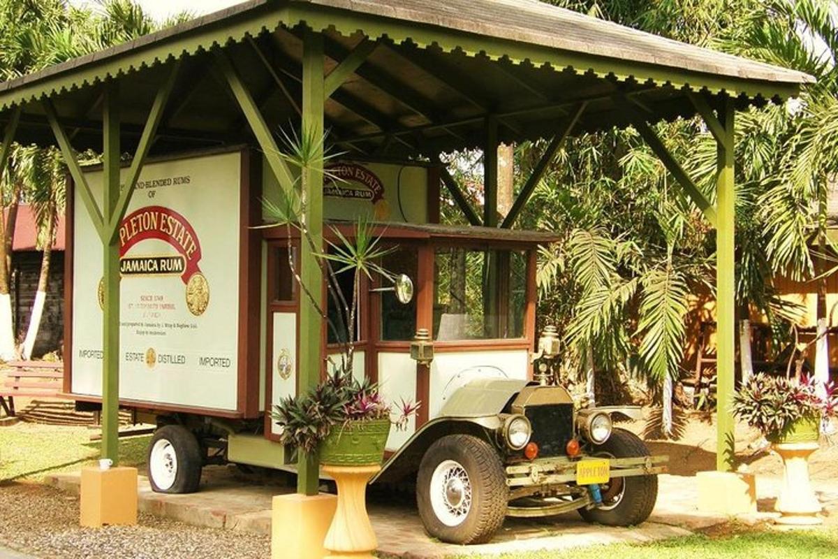 isang lumang trak ang nakaparada sa ilalim ng isang pavilion