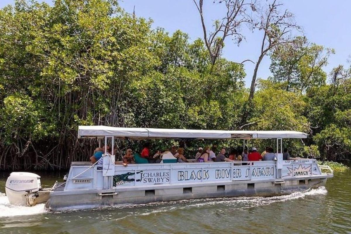 un grupo de personas viajando en un bote en el agua