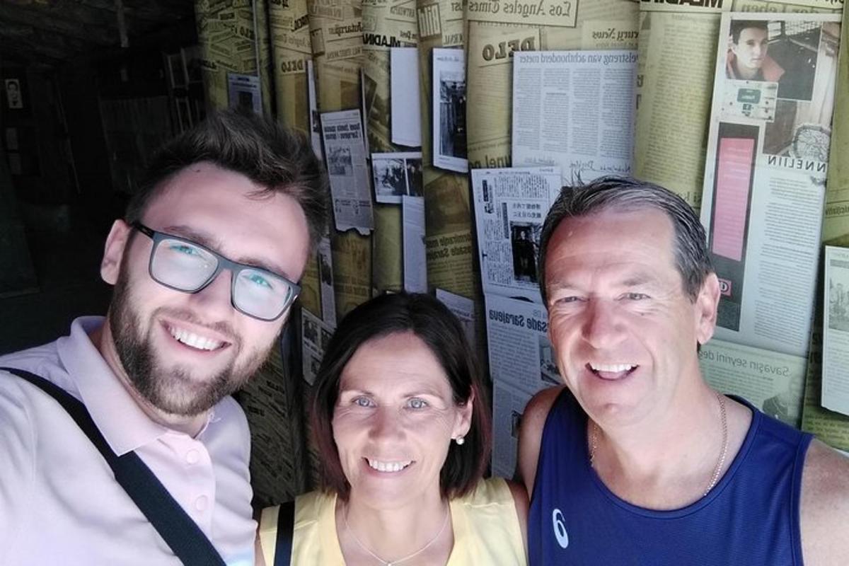 due uomini e una donna posano per una foto