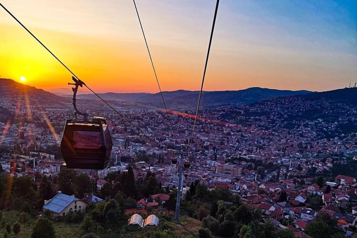 uma pessoa andando de gôndola sobre uma cidade ao pôr do sol