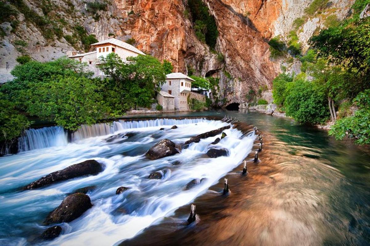 un río con rocas en medio de una cascada