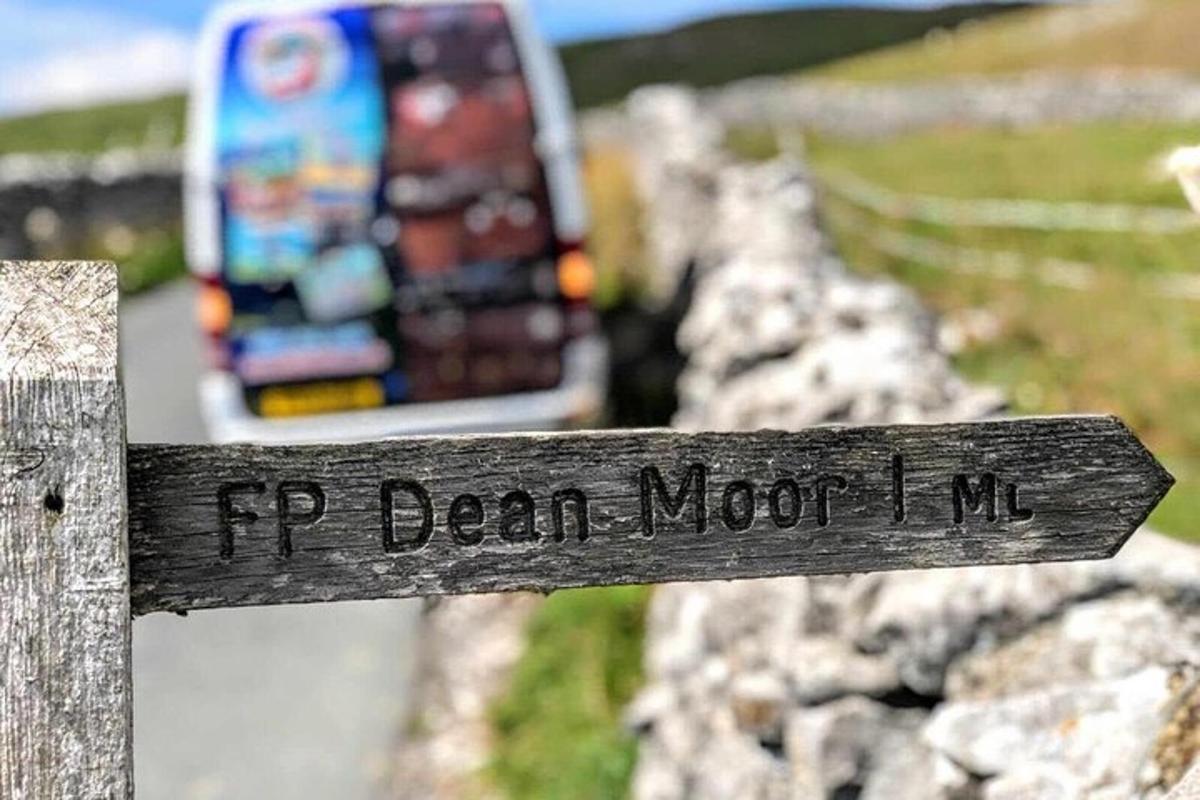 puidust silt kirjaga "rip dean moore iii"