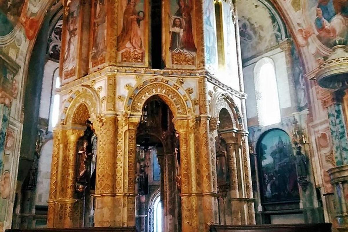 o cameră mare cu picturi pe pereții unei biserici