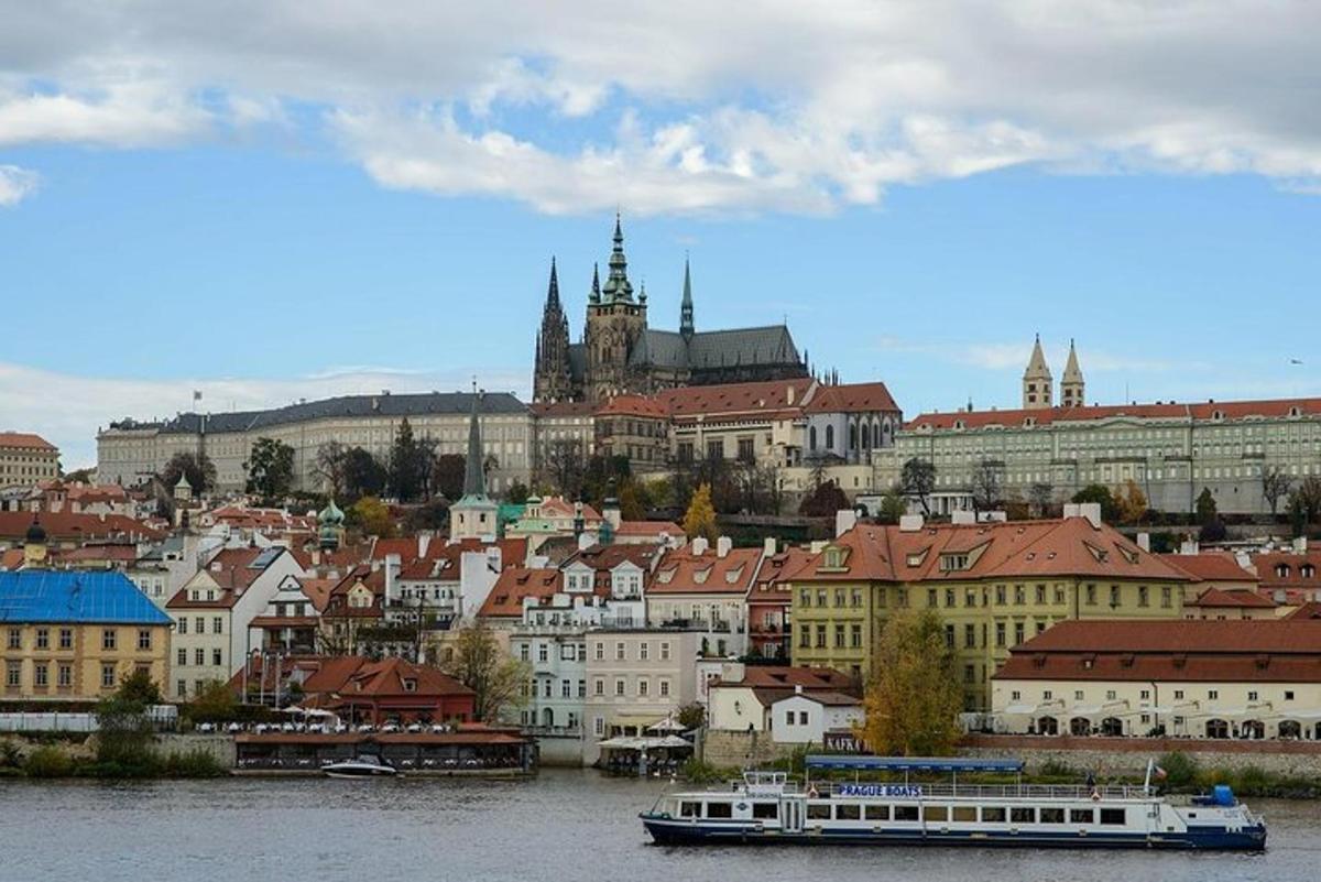 pohľad na mesto s riekou a budovami