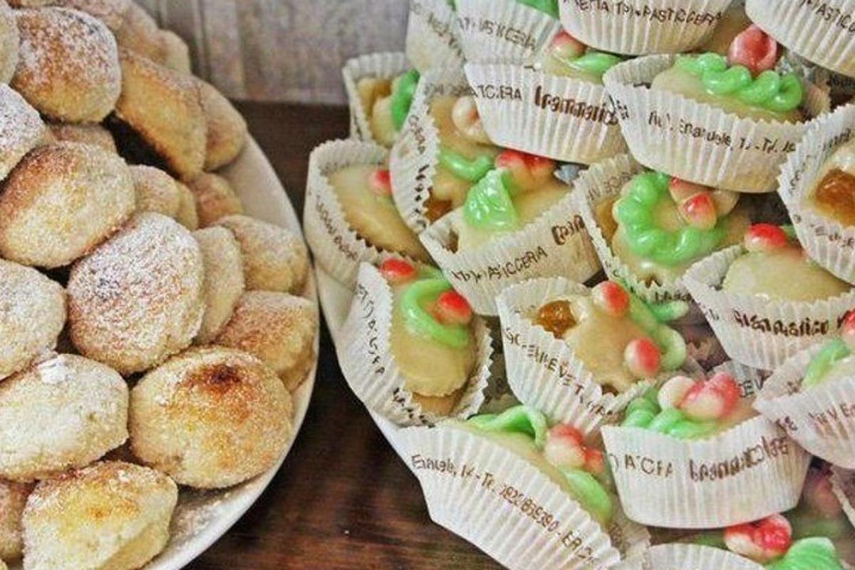 egy csomó papírcsomagolásban lévő sütemény az asztalon