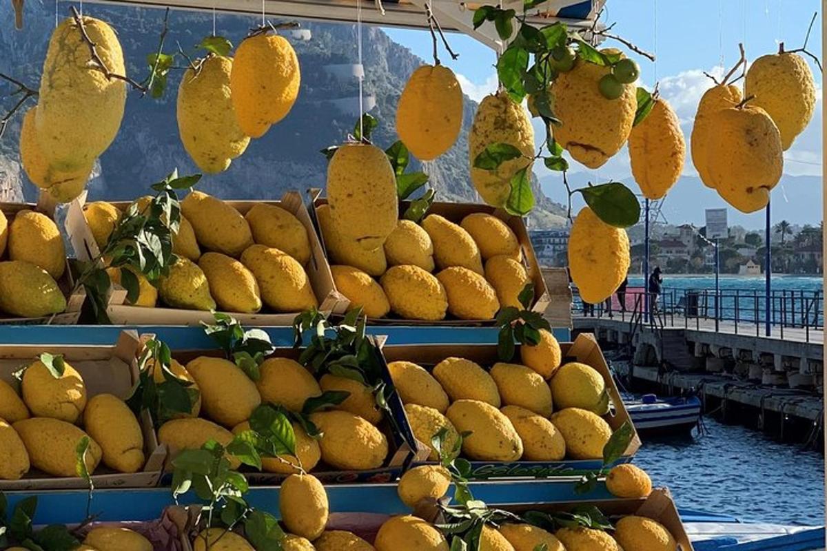 عرض للفواكه والخضروات في السوق