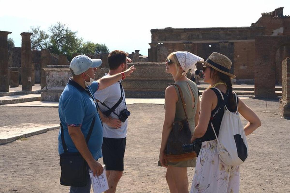 un grup de oameni care stau în fața unei clădiri