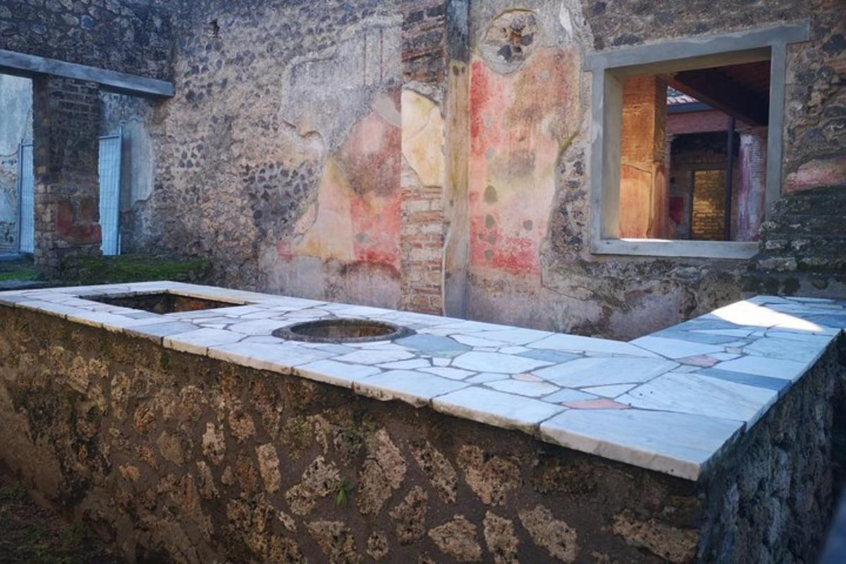 stara stavba s ploščicami na tleh in oknom