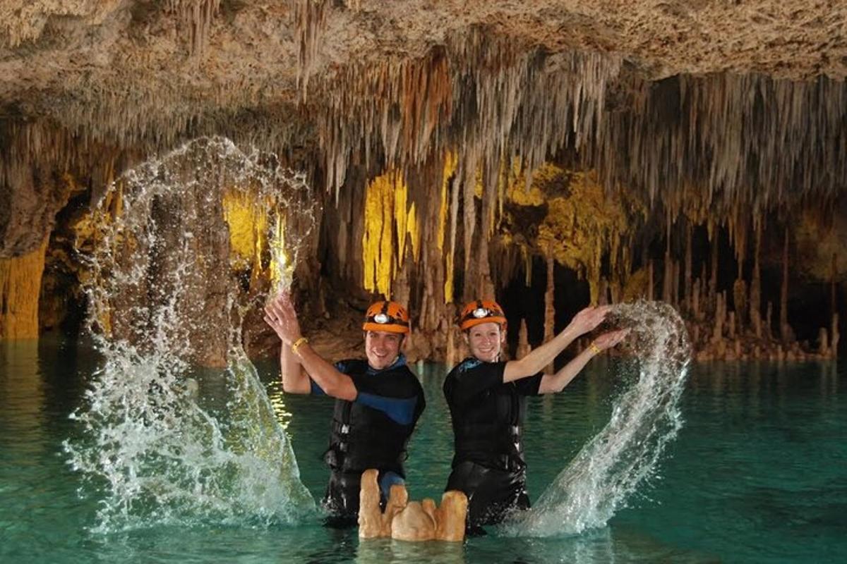 due uomini sono in piedi nell'acqua in una grotta