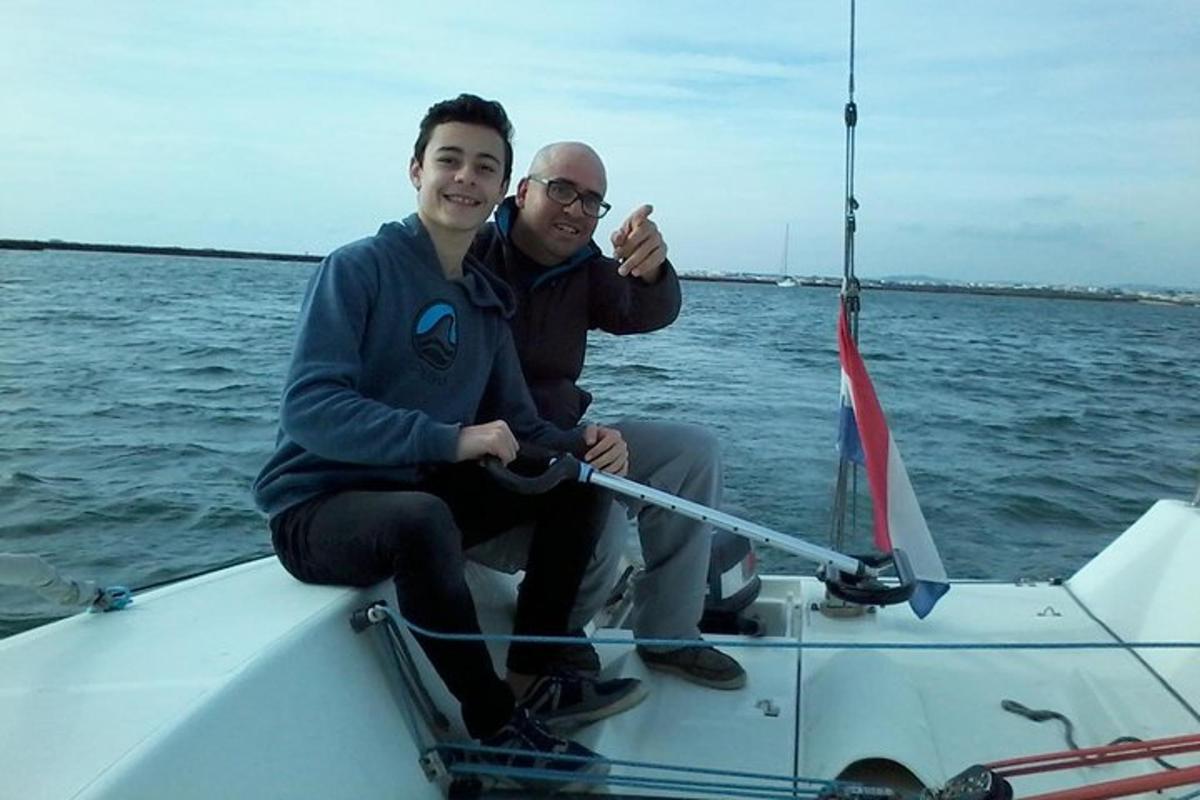 due uomini seduti su una barca in acqua