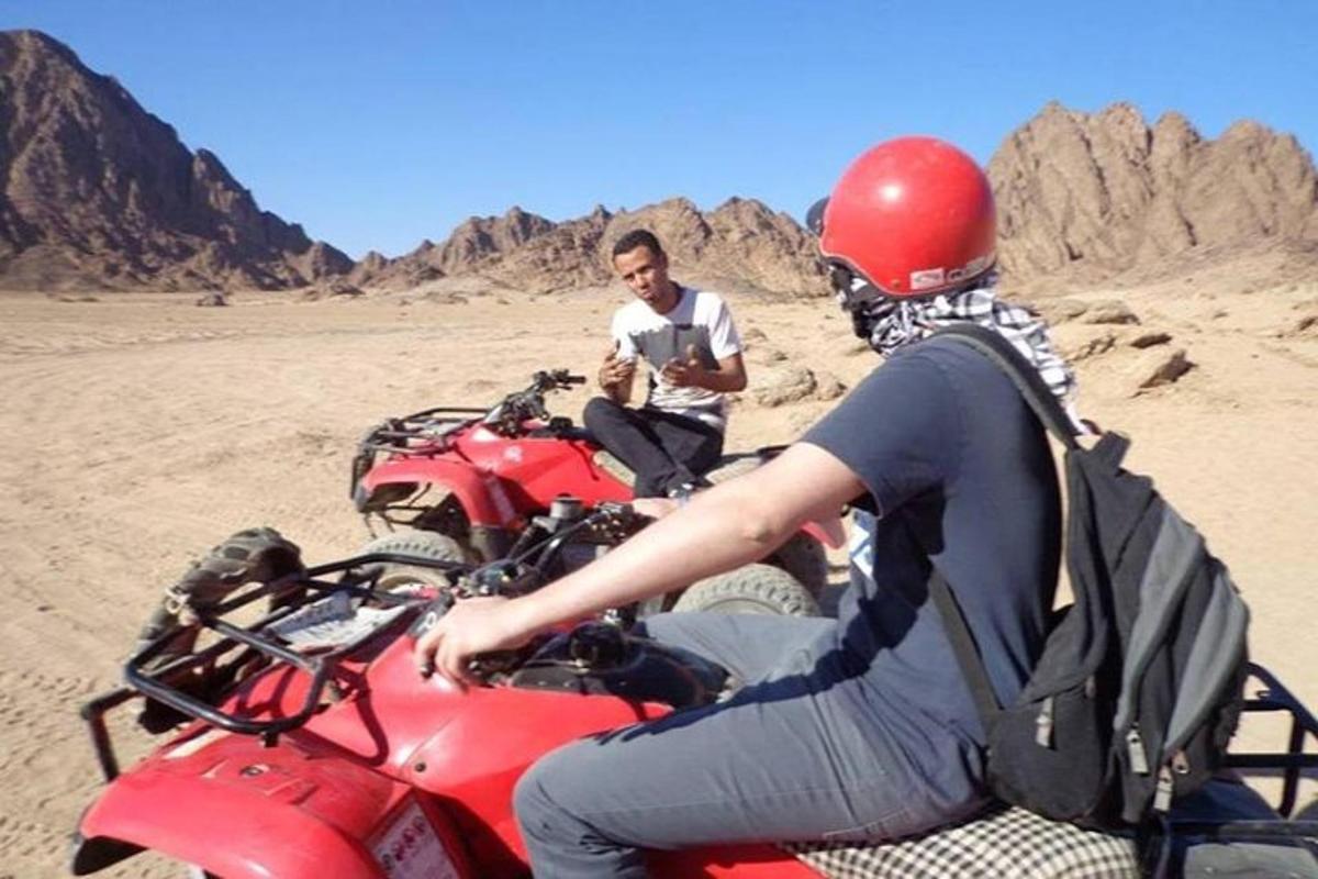 két ember motorozik a sivatagban
