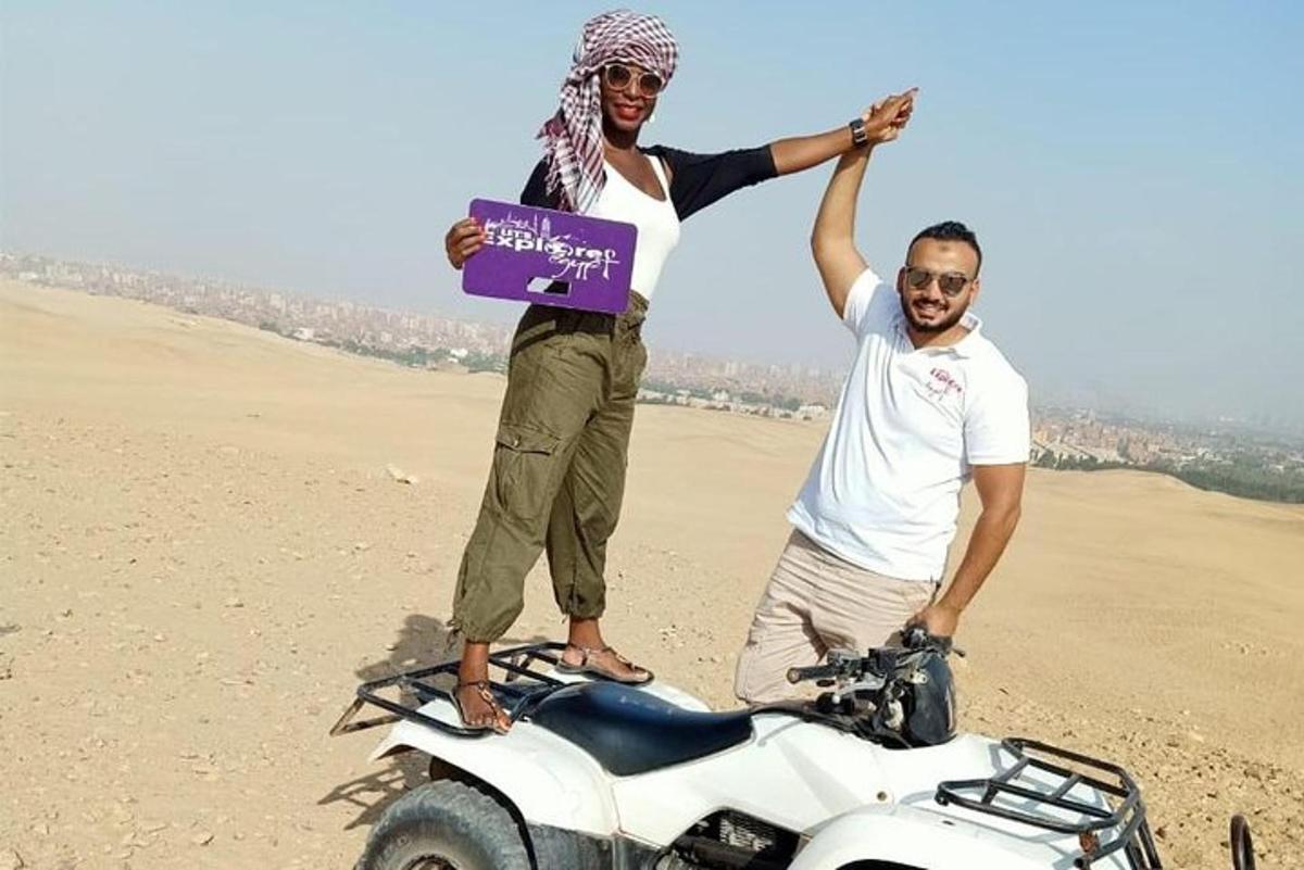 egy férfi és egy nő áll egy motorkerékpár tetején