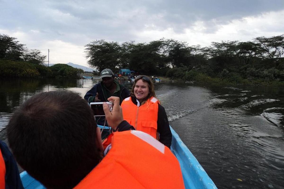 una persona tomando una fotografía de una mujer en un barco