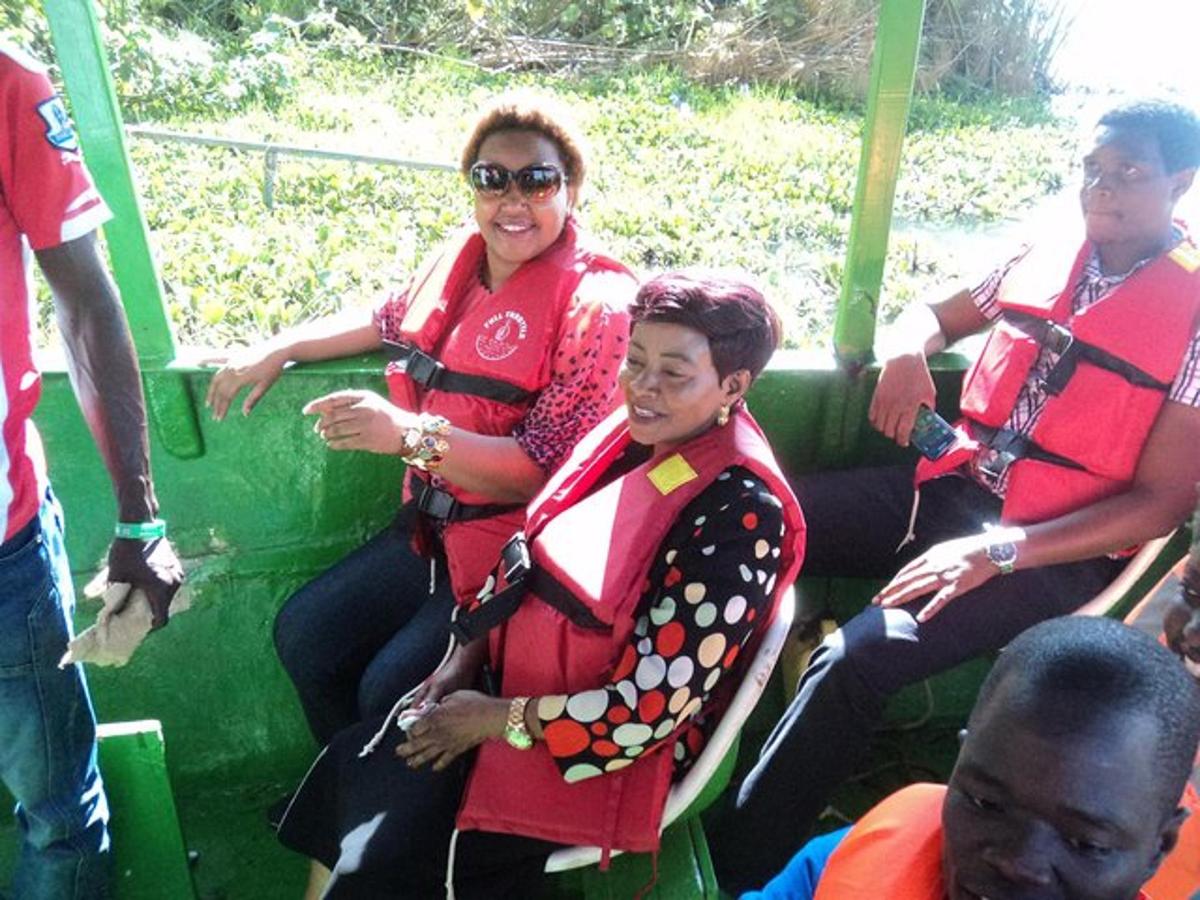 un grupo de personas sentadas en un autobús