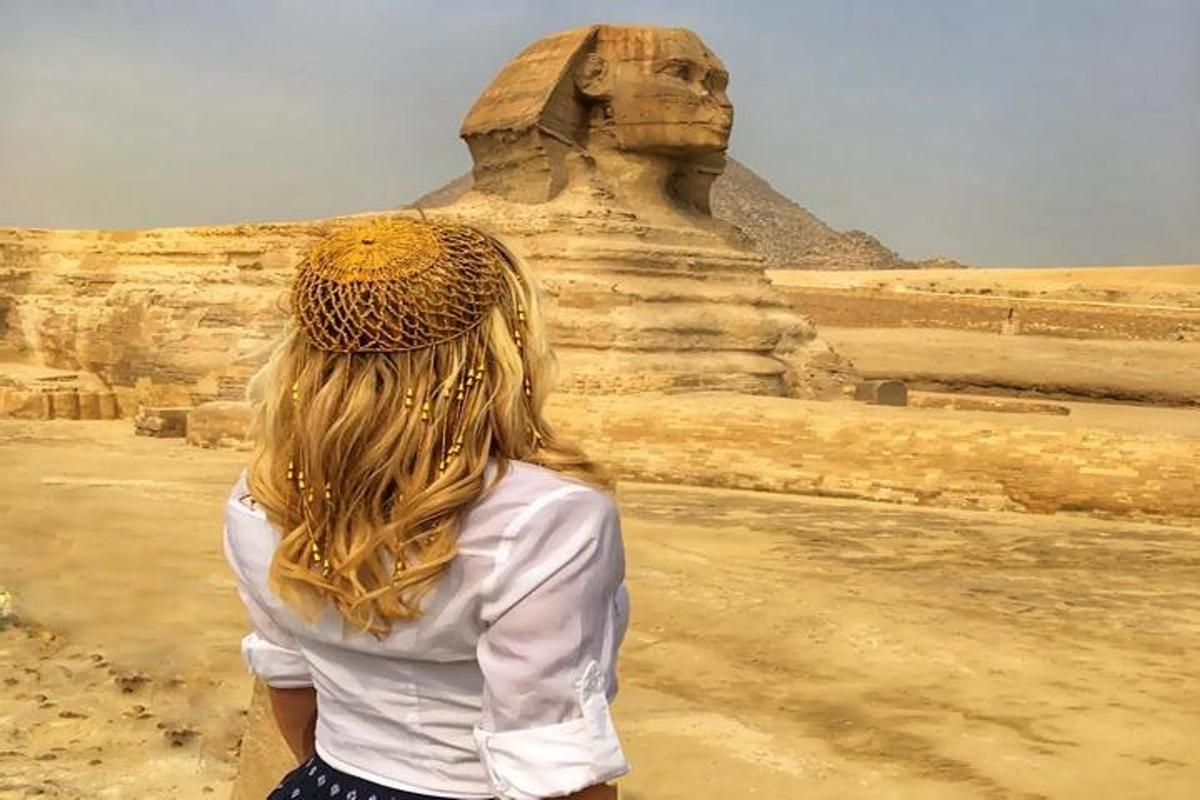 Žena stojí pred pyramídou
